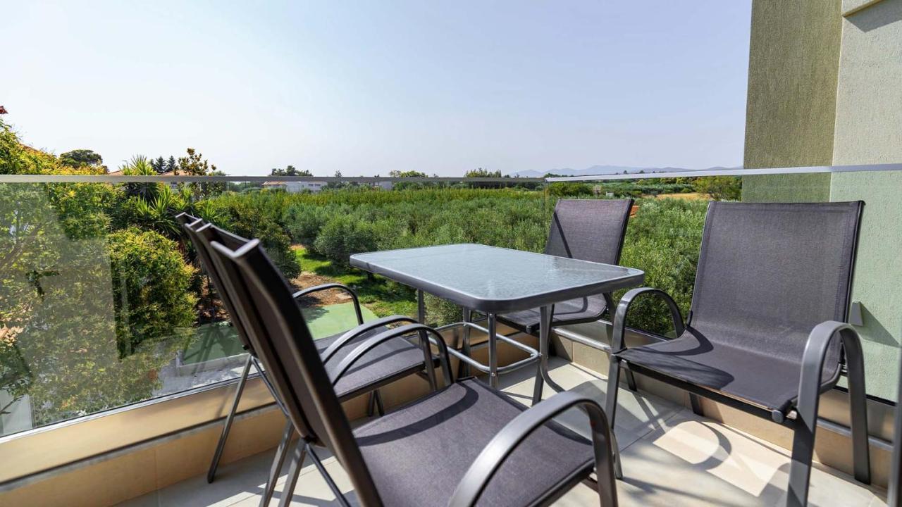 Estelle Family Luxury Apartments & Suites Gerakini Exterior photo